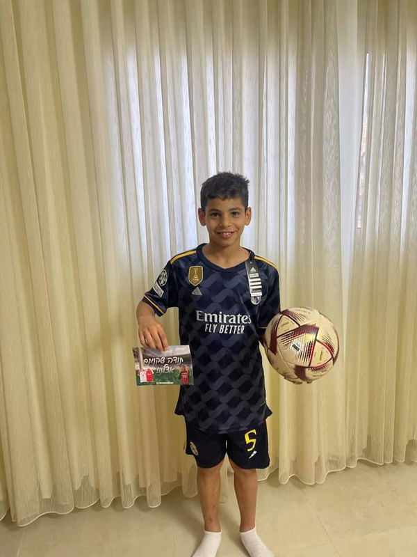 תמונה של Real Madrid Away Kids Set מביקורת של Hfvvvf Hgggggg