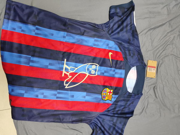 תמונה של FCBarcelona 22/23 Drake Shirt מביקורת של אוראל אמסילי