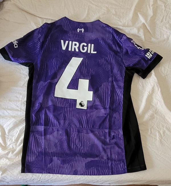 תמונה של Liverpool Third Shirt מביקורת של Aviv Hirshfeld