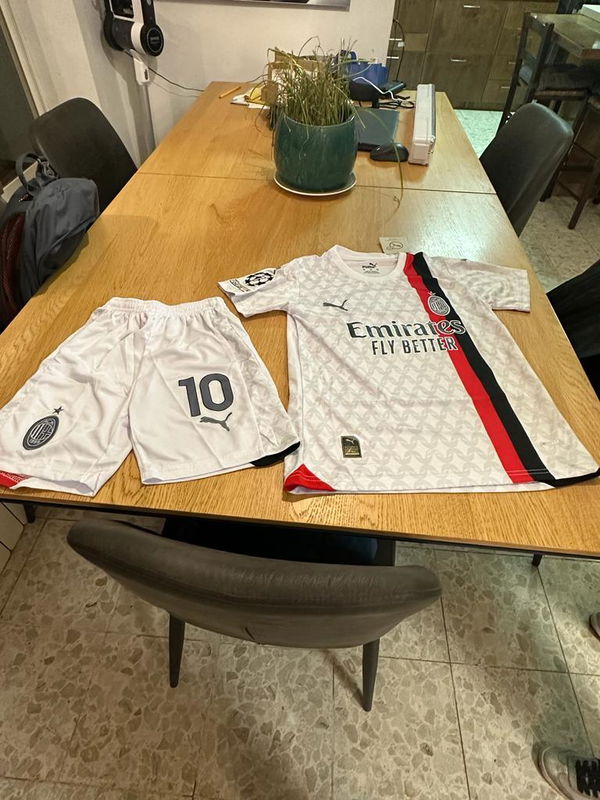 תמונה של AC Milan Away Kids Set מביקורת של Amit brik