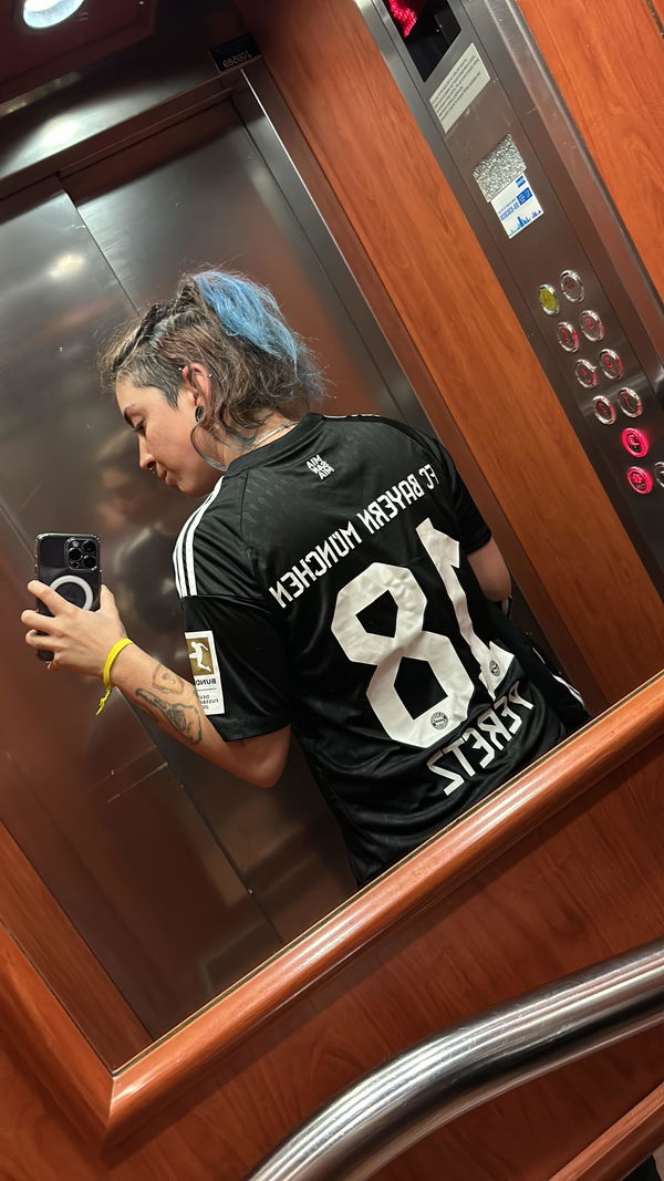 תמונה של חולצת משחק שוער באיירן מינכן 23/24 מביקורת של Nepal Asaraf