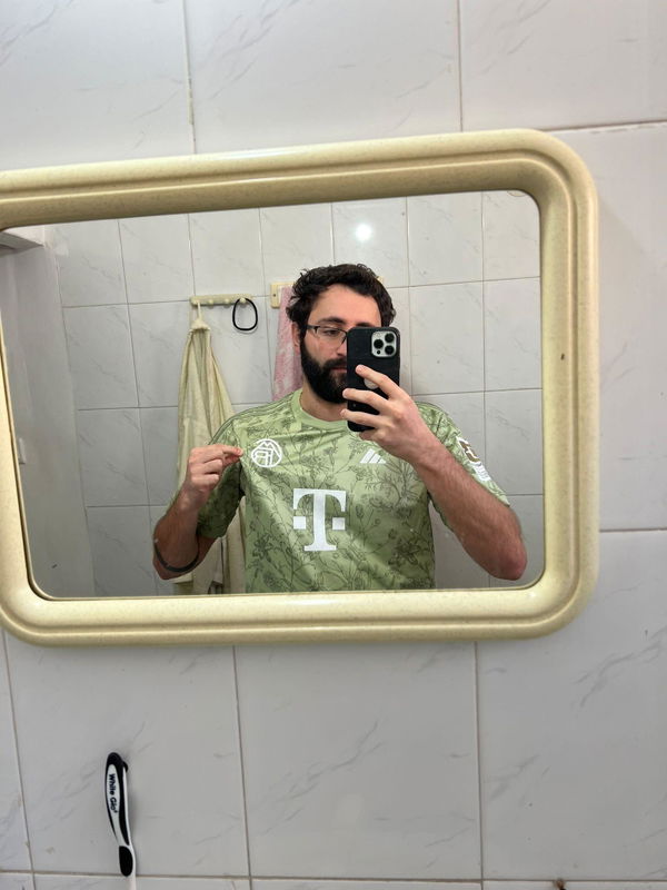 תמונה של Bayern Munich 23/24 Oktoberfest Shirt מביקורת של Oren Malka