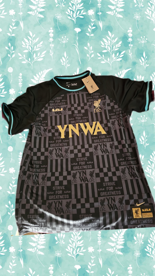 תמונה של Liverpool x Lebron James Shirt מביקורת של יוסף נסאר