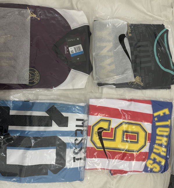 תמונה של Liverpool x Lebron James Shirt מביקורת של Yosef Glam
