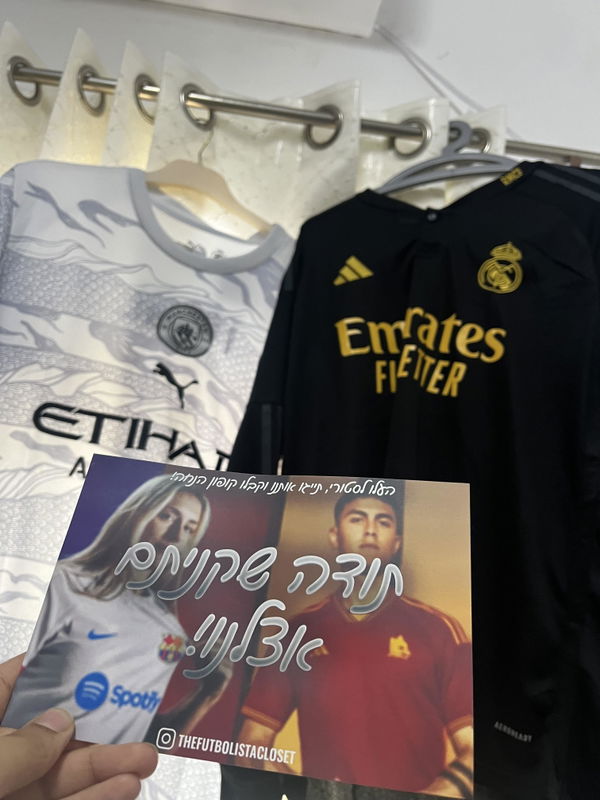 תמונה של חולצת משחק מנצ׳סטר סיטי רביעית שנת הדרקון 23/24 מביקורת של Widyan Hilf