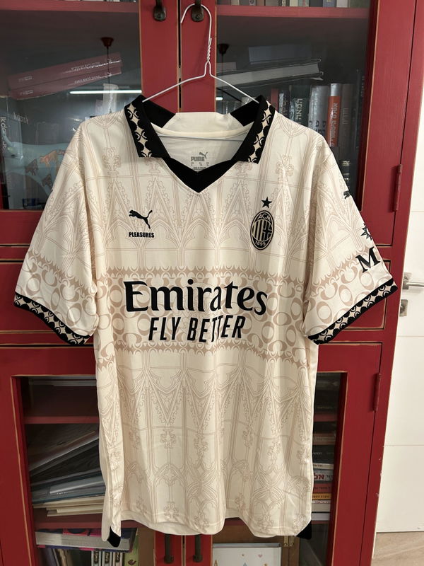 תמונה של חולצת משחק מילאן רביעית לבנה 23/24 מביקורת של ניב שעיוביץ