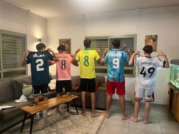 תמונה של חולצה בהפתעה מביקורת של טוהר שחף