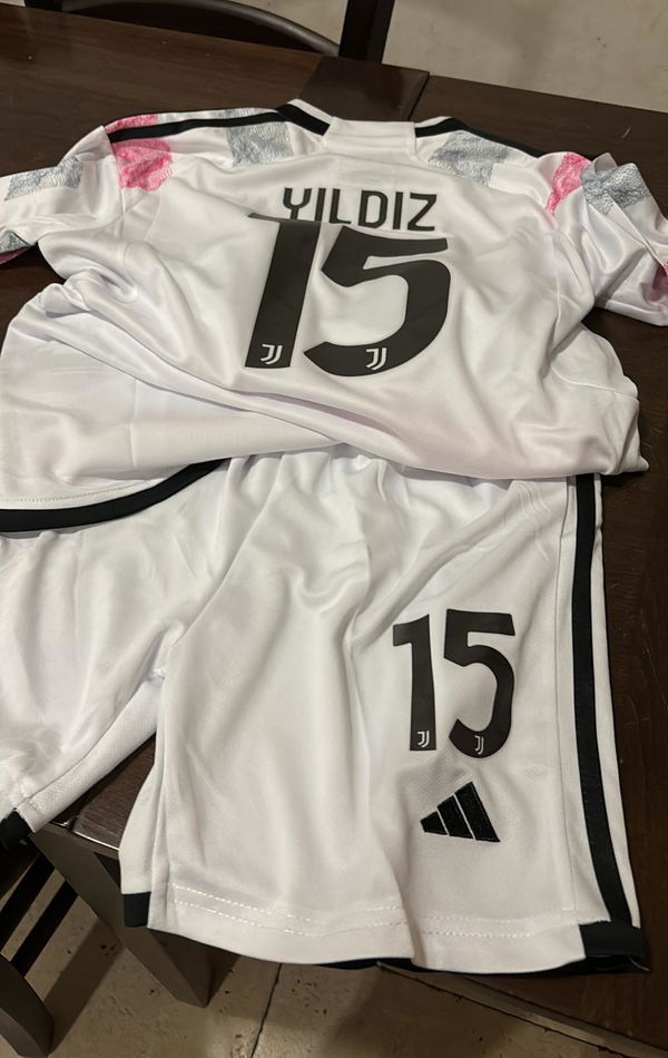 תמונה של Juventus Away Kids Set מביקורת של Yara Naser