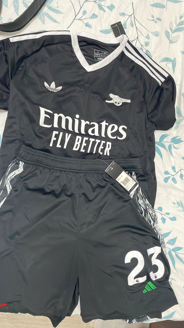 תמונה של Arsenal Goalkeeper Shirt מביקורת של Nehorai Solomon