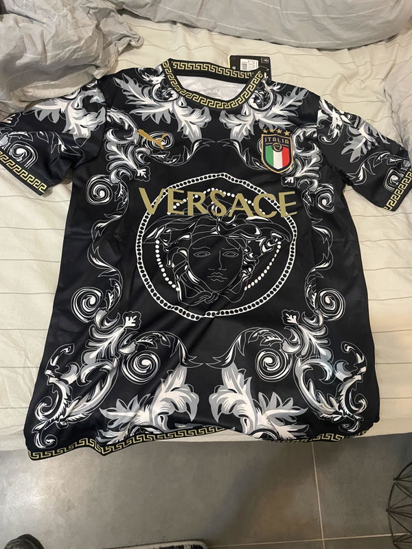 תמונה של Italy Black Versace Special Edition Shirt מביקורת של אדיר