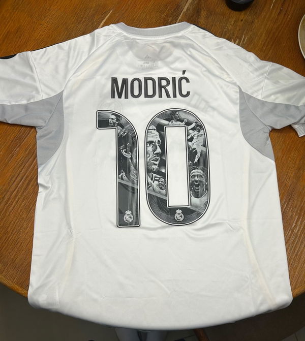 תמונה של Real Madrid 25/26 Home Shirt - Special Modric Font מביקורת של משי טגליכט