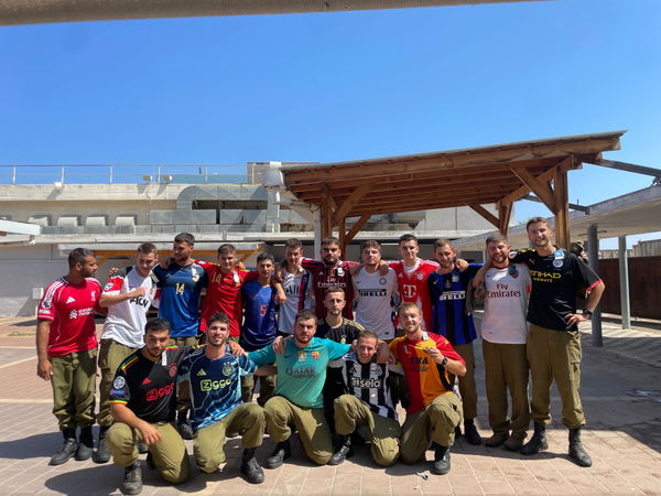 תמונה של חולצה בהפתעה מביקורת של עידן