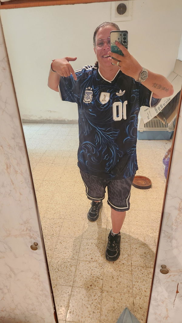 תמונה של חולצת משחק חוץ נבחרת ארגנטינה מונדיאל 2026 מביקורת של כרמית ויסוול