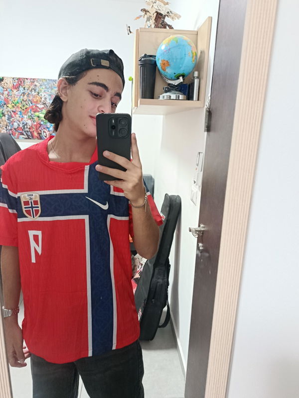 תמונה של חולצת משחק בית נבחרת נורווגיה מונדיאל 2026 מביקורת של רון ווקנין