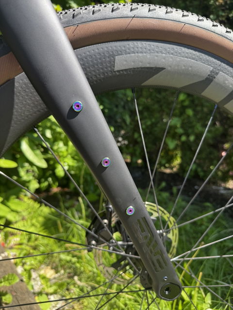 Signature Bottle Cage Wide - Single Titanium Bolt