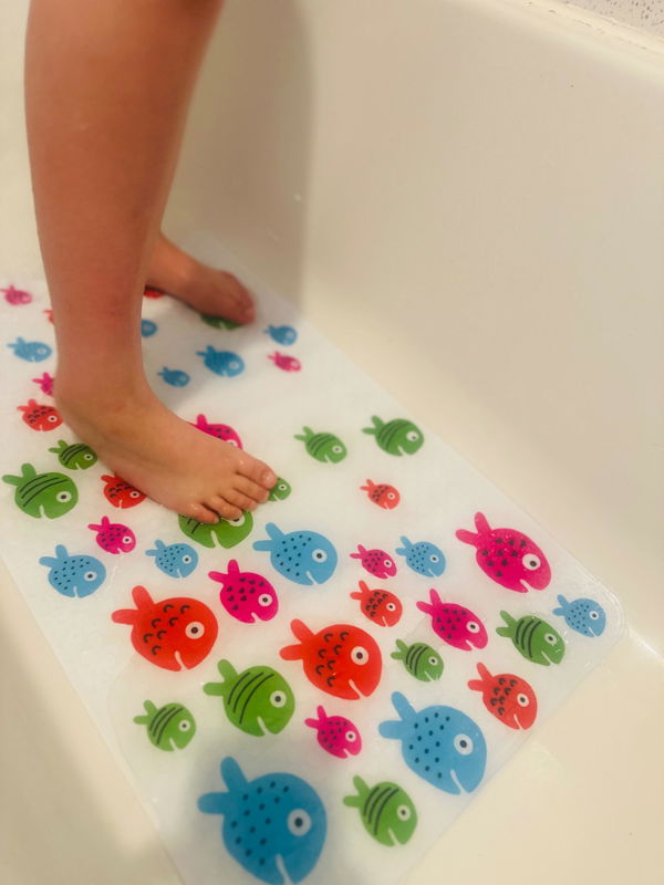 Customer photo of a child's feet on a Friendly Fish non-slip bath mat in the bath