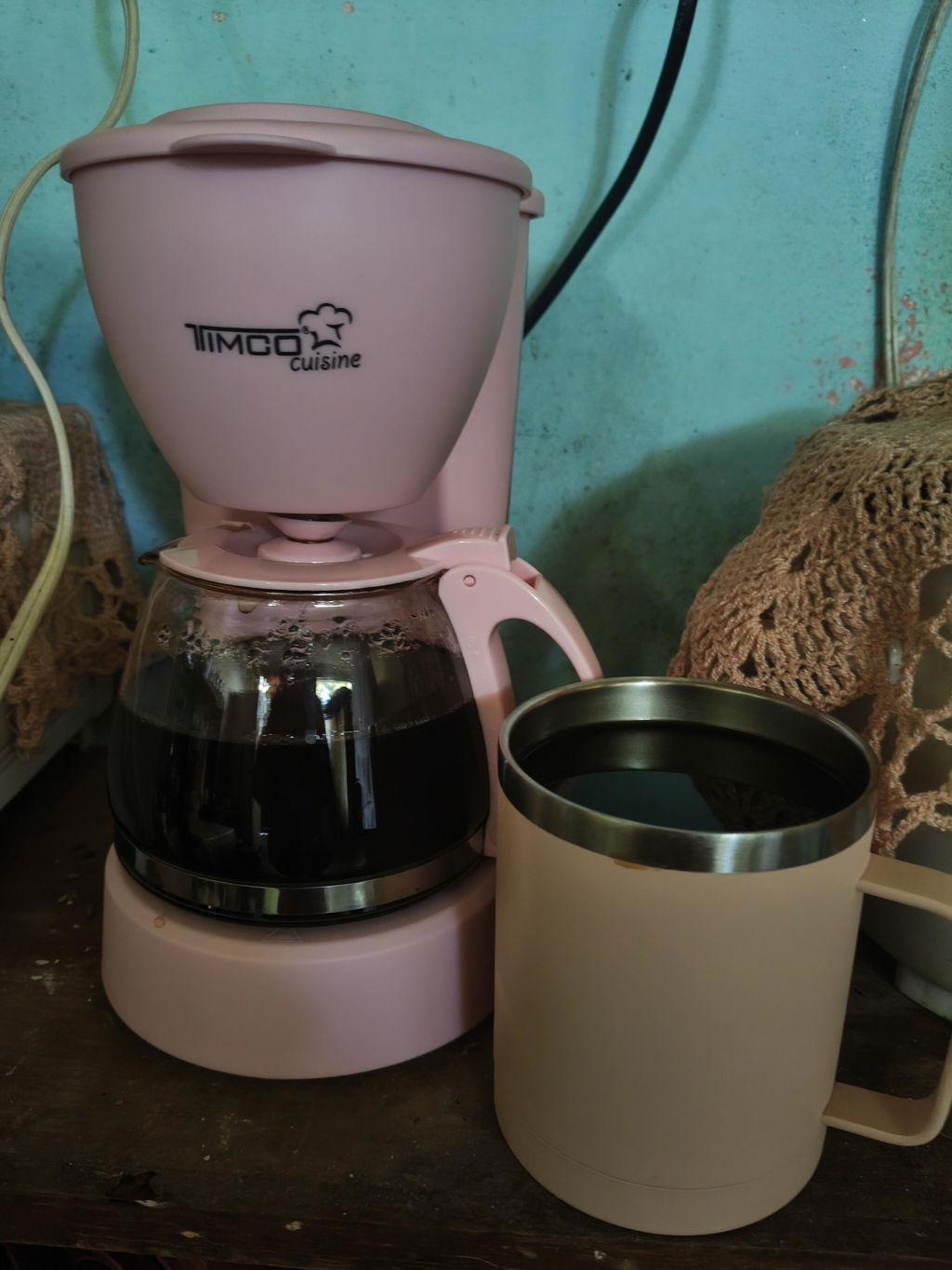Cafetera Eléctrica Rosa 750 ml Filtro Permanente Antigoteo con Placa Calefactora CAFWJ9008 Timco