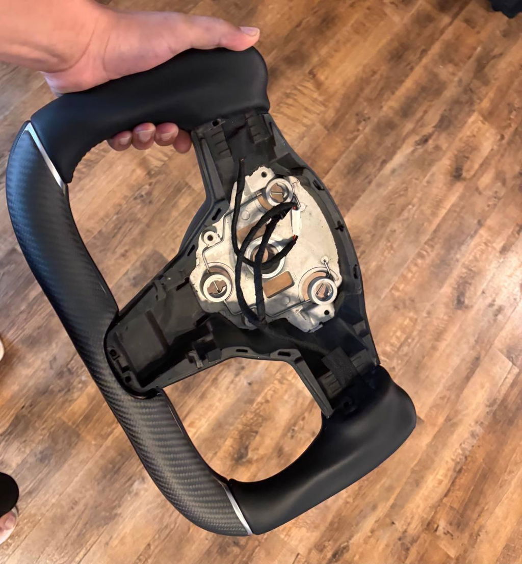 Customized Gold Forged Carbon Fiber Yoke Steering Wheel for Tesla Model 3 & Model Y Steering Wheel Upgrade | Tlyard