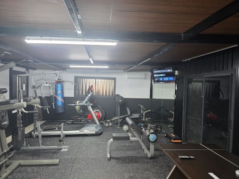 אריח גומי מקצועי מוחלק לחדר כושר 100*100*2 סנטימטר - שחור לבן