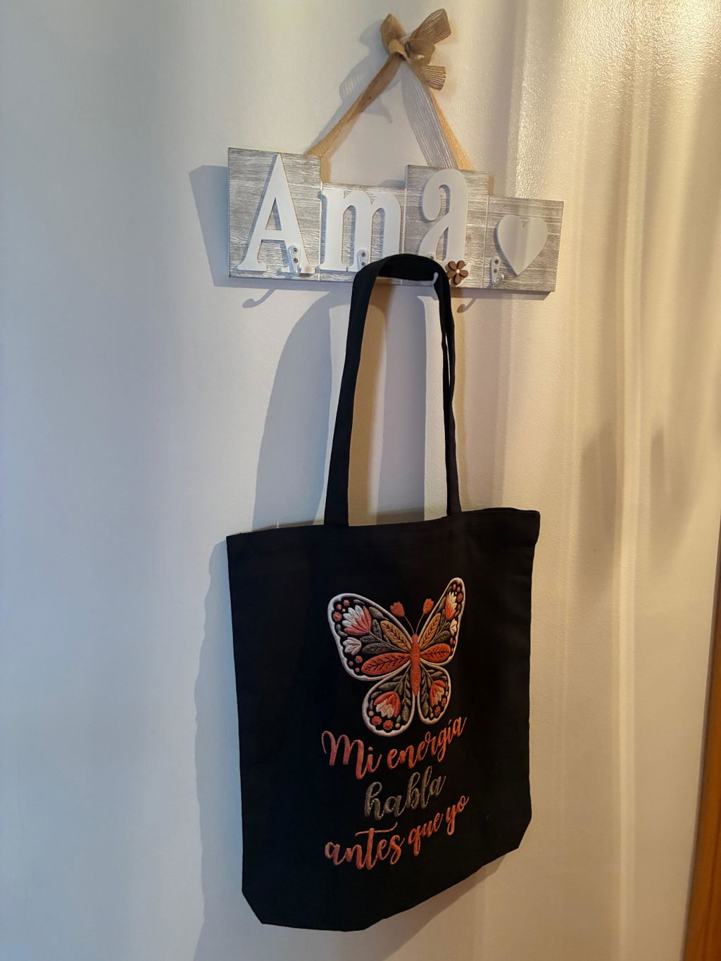 Tote Bag ~ Mi energía habla antes que yo ~ Efecto Bordado (Negra)