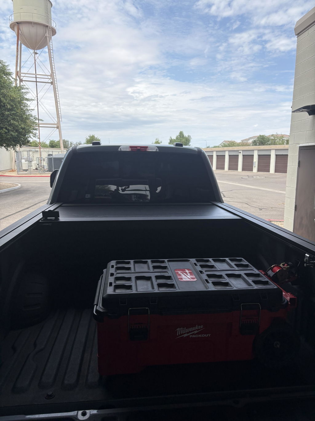 RetraxONE XR Manual Retractable Tonneau Cover w/ T-Slot Rails For 17-26 Ford F-250/350 6'9" Bed - T-60383