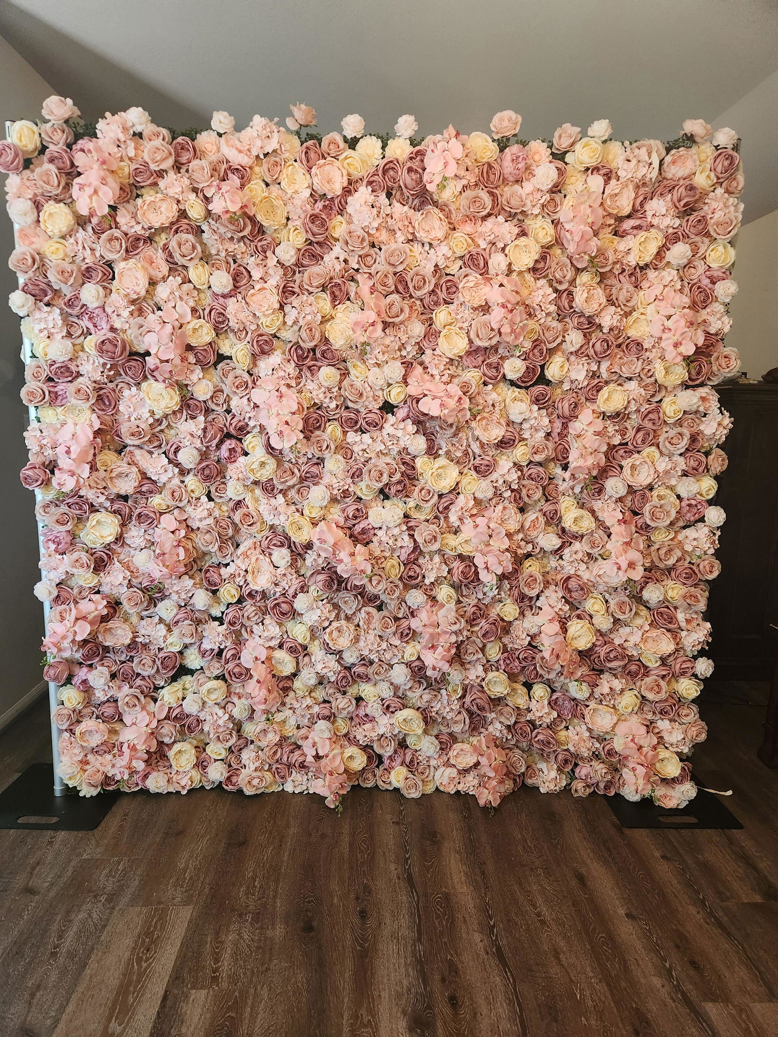 モネ風人工花アーチ – セレモニーやイベントのためのカラフルな印象派