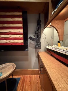 Photo from Mark Oostman's review, opens larger