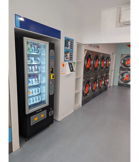 Mach 2.0 - Vending Machine - Snack & Drink Combo