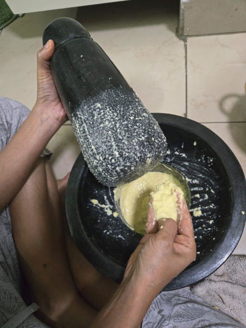 Black Stone Polished Attukal | Rubbu Rolu | Mortar & Pestle for home and kitchen, 100% Traditional and Flavourful cooking, (B * H - 10 * 6 Inch)