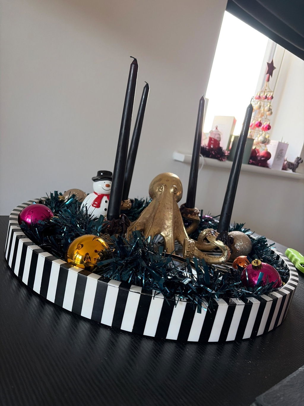 Modern Black and White Optical Illusion Round Tray