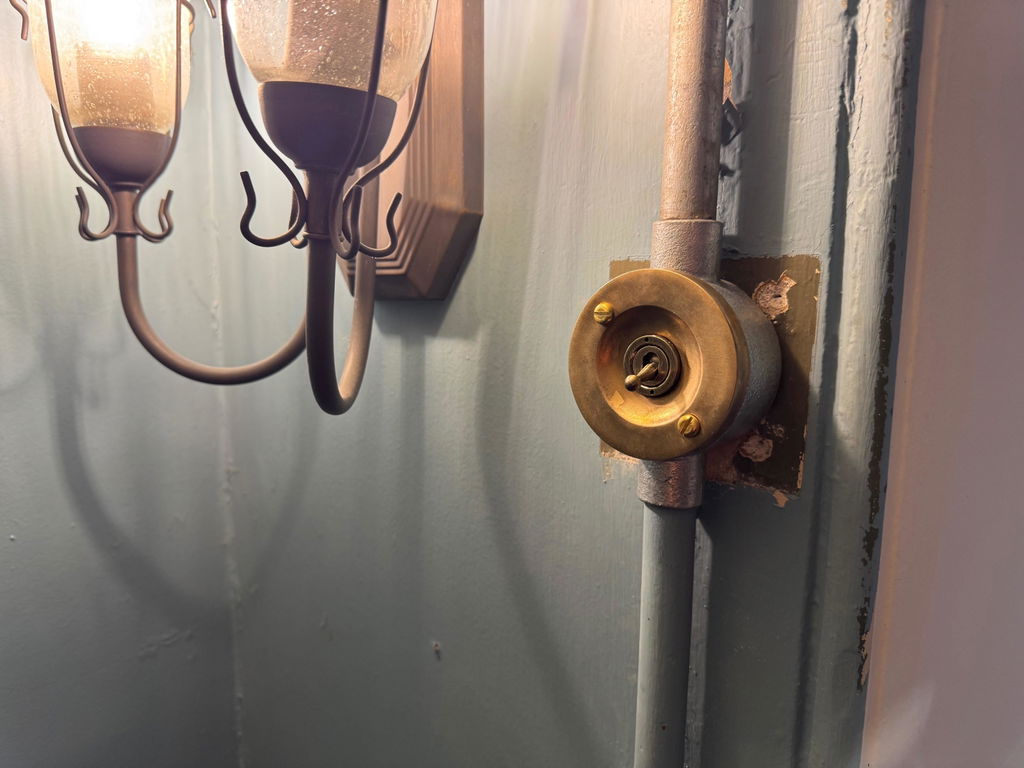 Single Gang Solid Raw Brass Cast Conduit Metal Light Switch 2 Way
