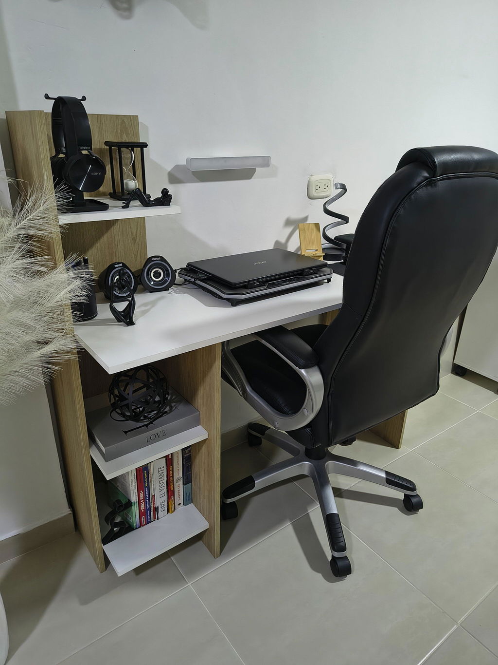 Escritorio Vilna 110, Cartagena y Blanco, con Amplia Superficie de Trabajo