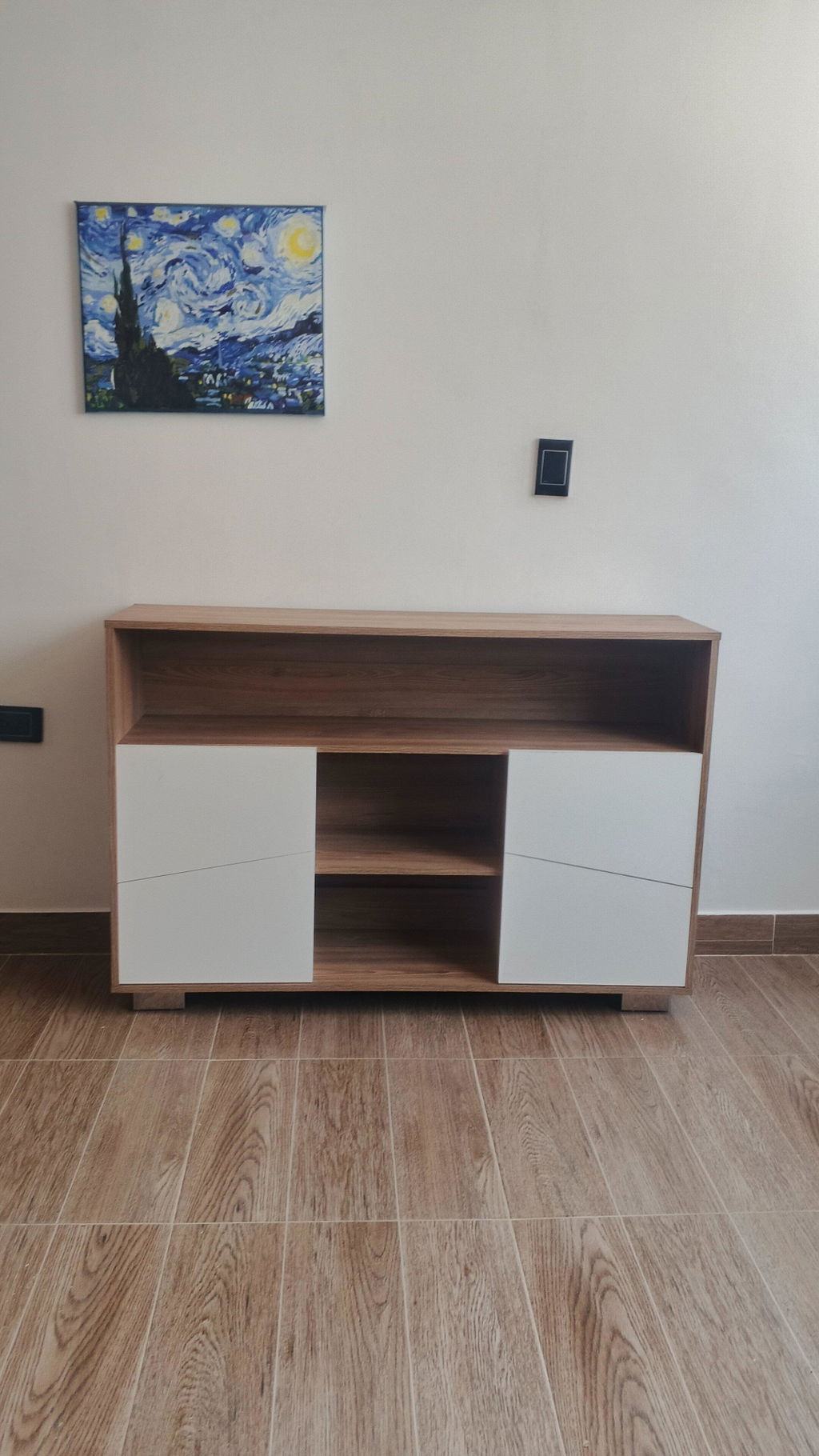 Mesa Auxiliar Recibidor Orus, Miel y Blanco, con Cuatro Puertas y Patas de Acero