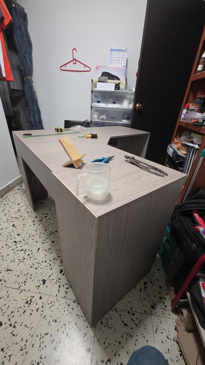 Escritorio en L Dafne, Humo, con Dos Entrepaños y Base con Rodachinas para Fácil Desplazamiento HC