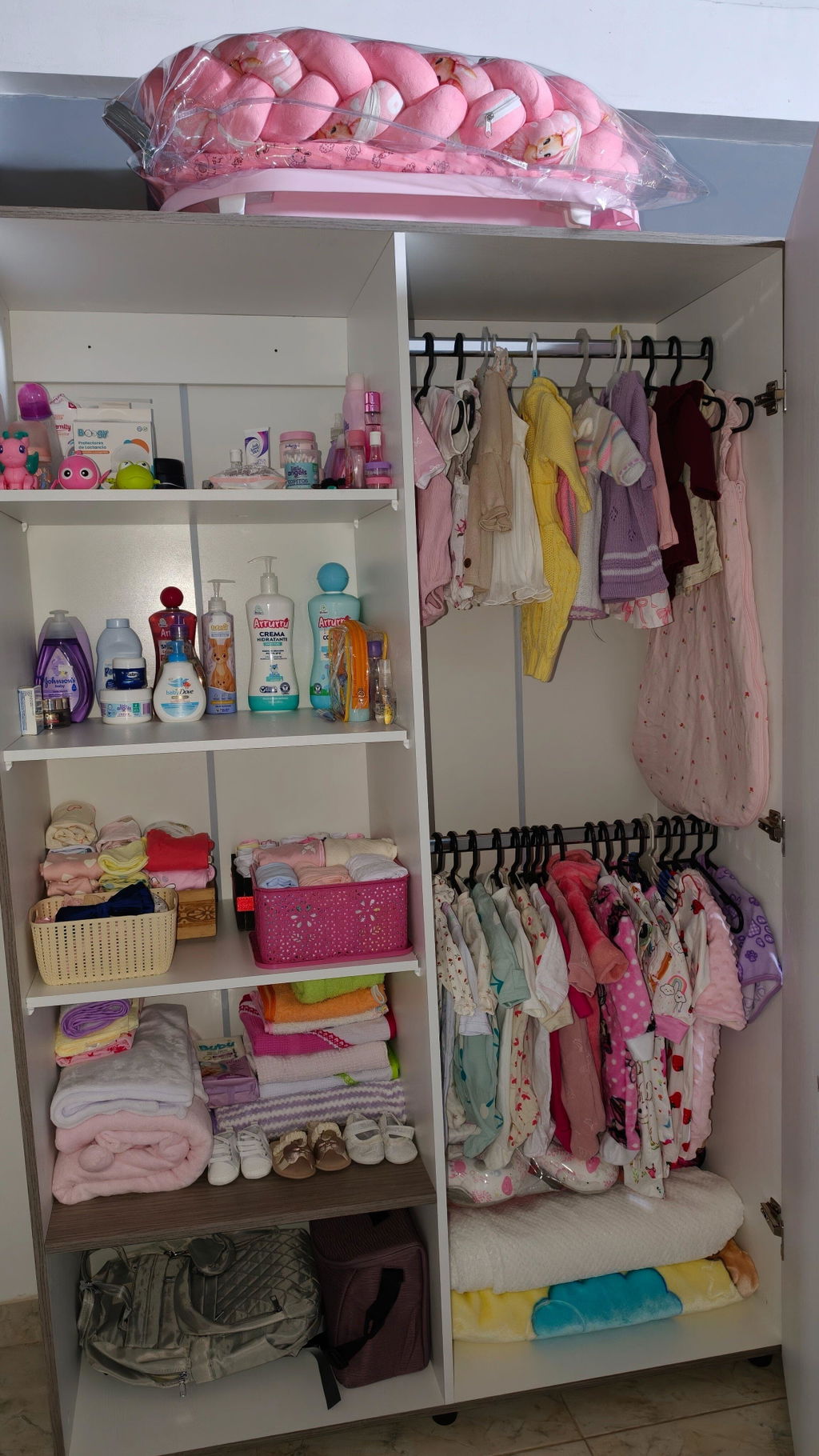 Clóset Eco, Positano y Blanco, Pequeño con Amplios Espacios para Guardar Ropa