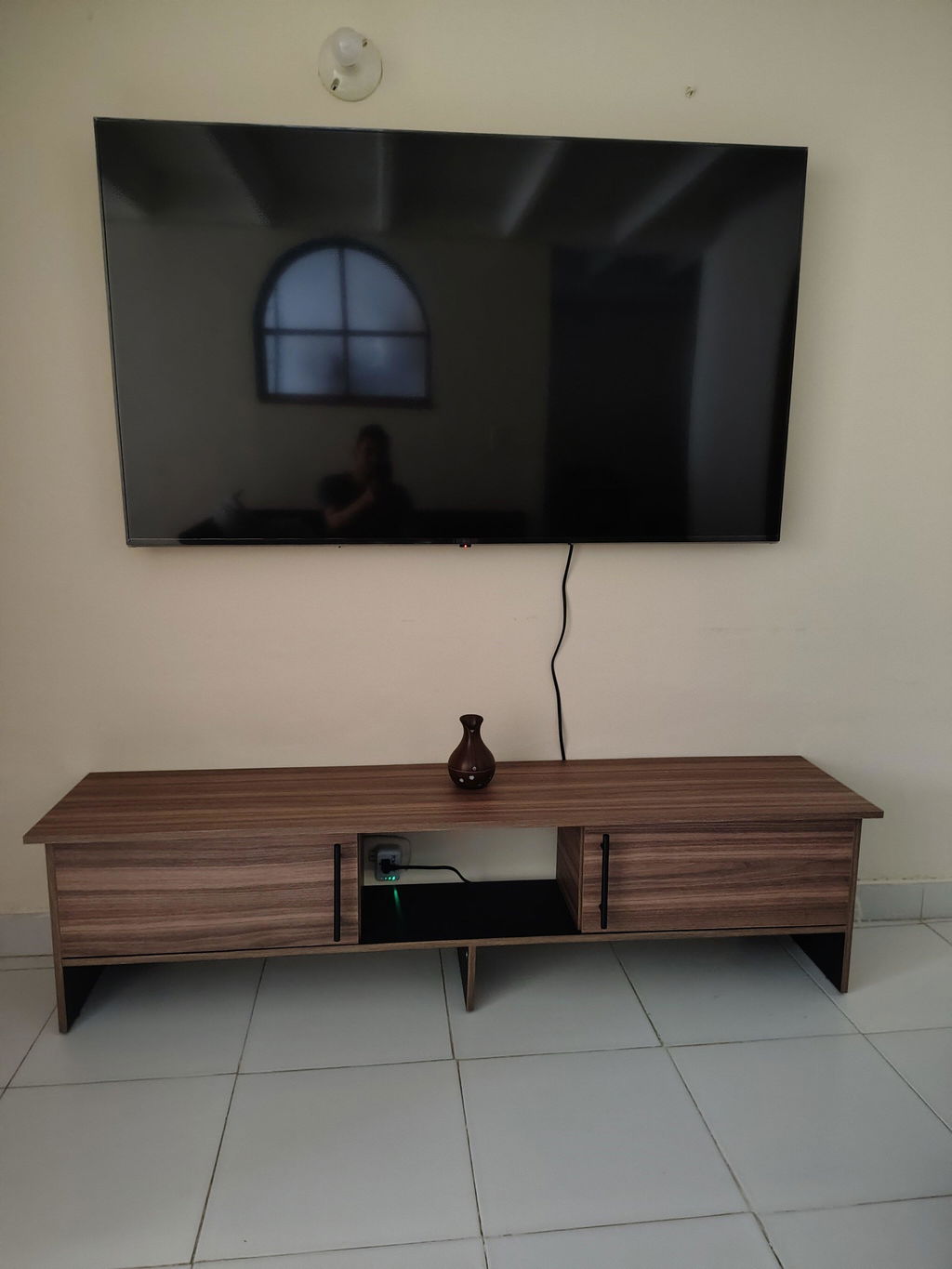 Mesa para TV Dago, Avellana y Wengue, para Televisor de hasta 65 Pulgadas con Dos Puertas