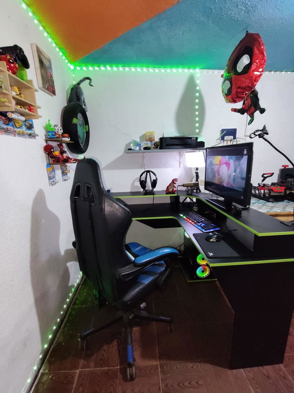Escritorio Gamer Invictor, Wengue y Verde, con Espacio Adicional para Pantallas