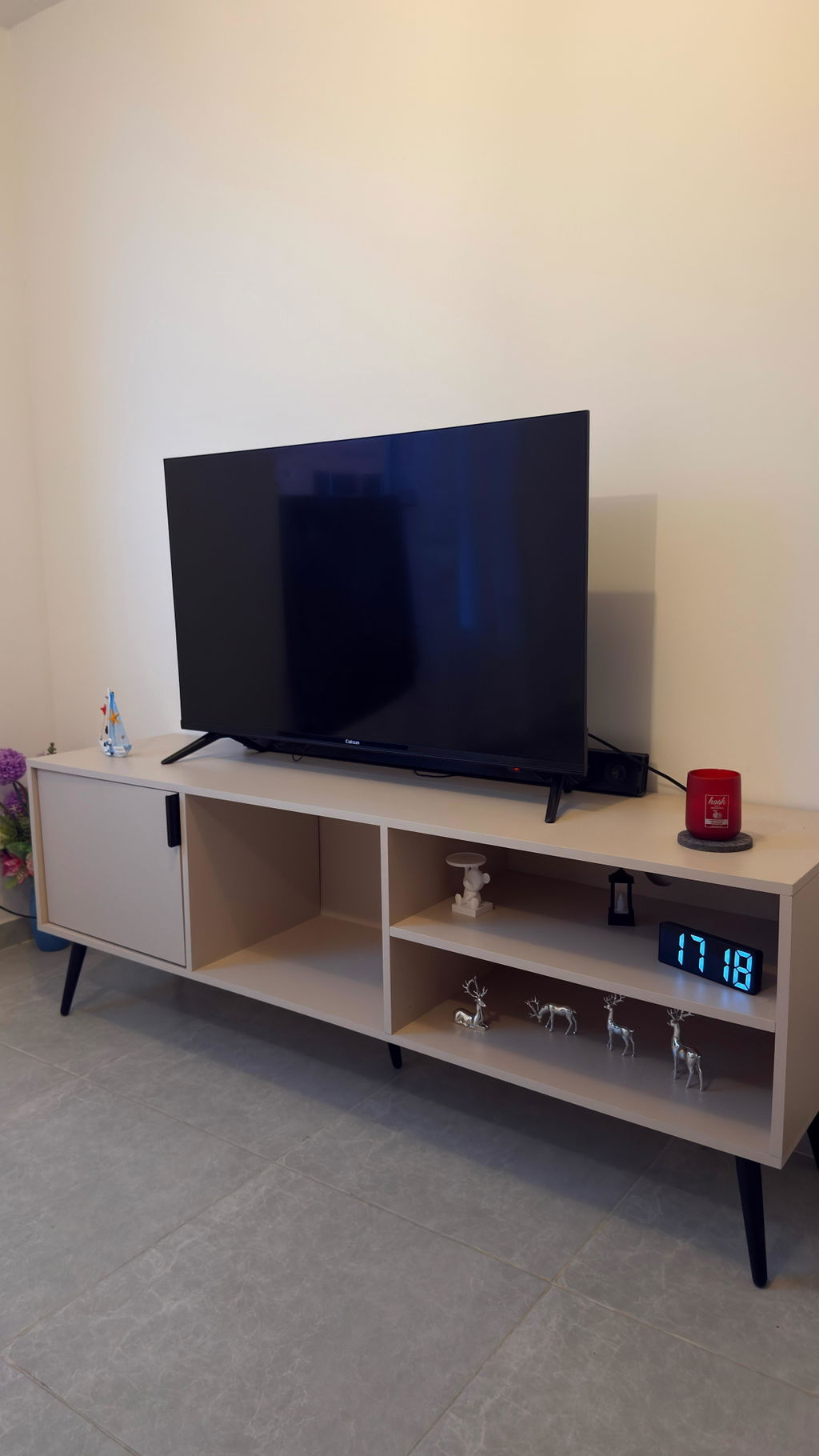 Mesa para TV Vulanno, Capri, con una Puerta Abatible 70"