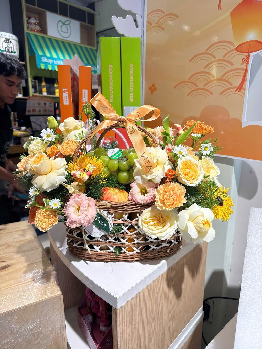 Giỏ Quà Trái Cây Celebration Fruit 13 - Nho Xanh, Táo Envy, Cam Tặng Nhân Ngày Nhà Giáo Việt Nam