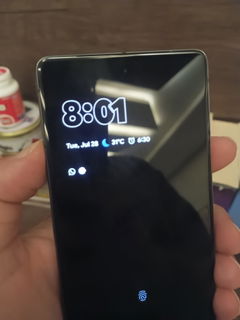 Buyer’s photo: Pixel 7 always-on display, held in hand