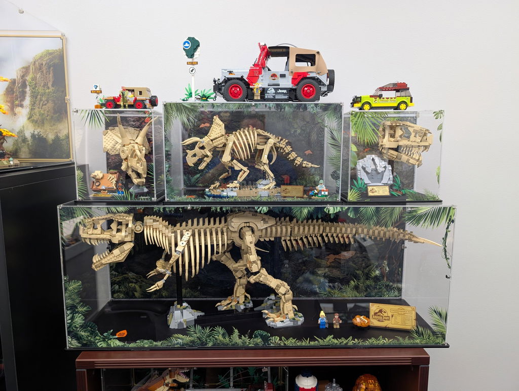Limited Edition Display Case for LEGO® Dinosaur Fossils: Triceratops (77985)