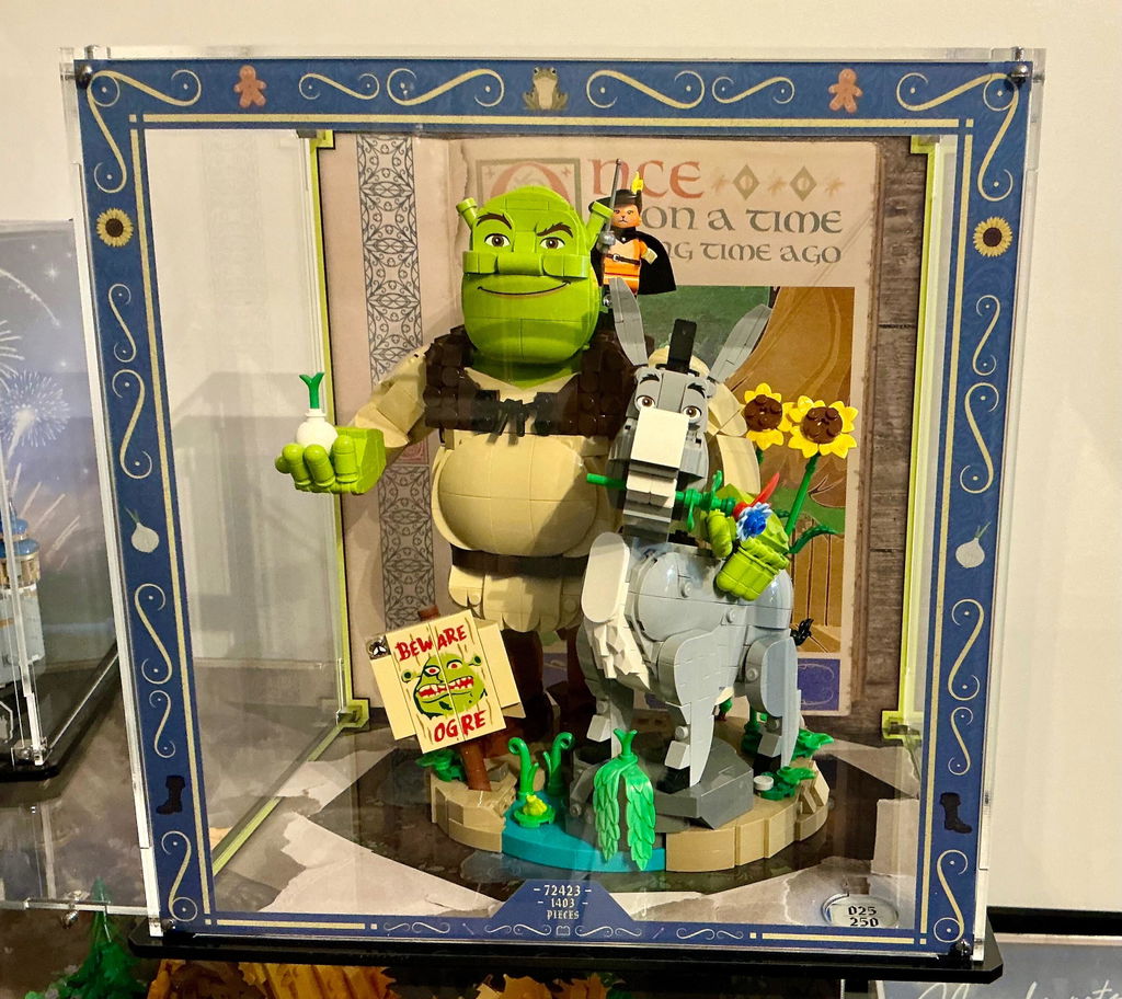 Limited Edition Display Case for LEGO® Shrek, Donkey & Puss in Boots (72423)