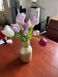 Kunsttulpen in een boeket in diverse warme kleuren