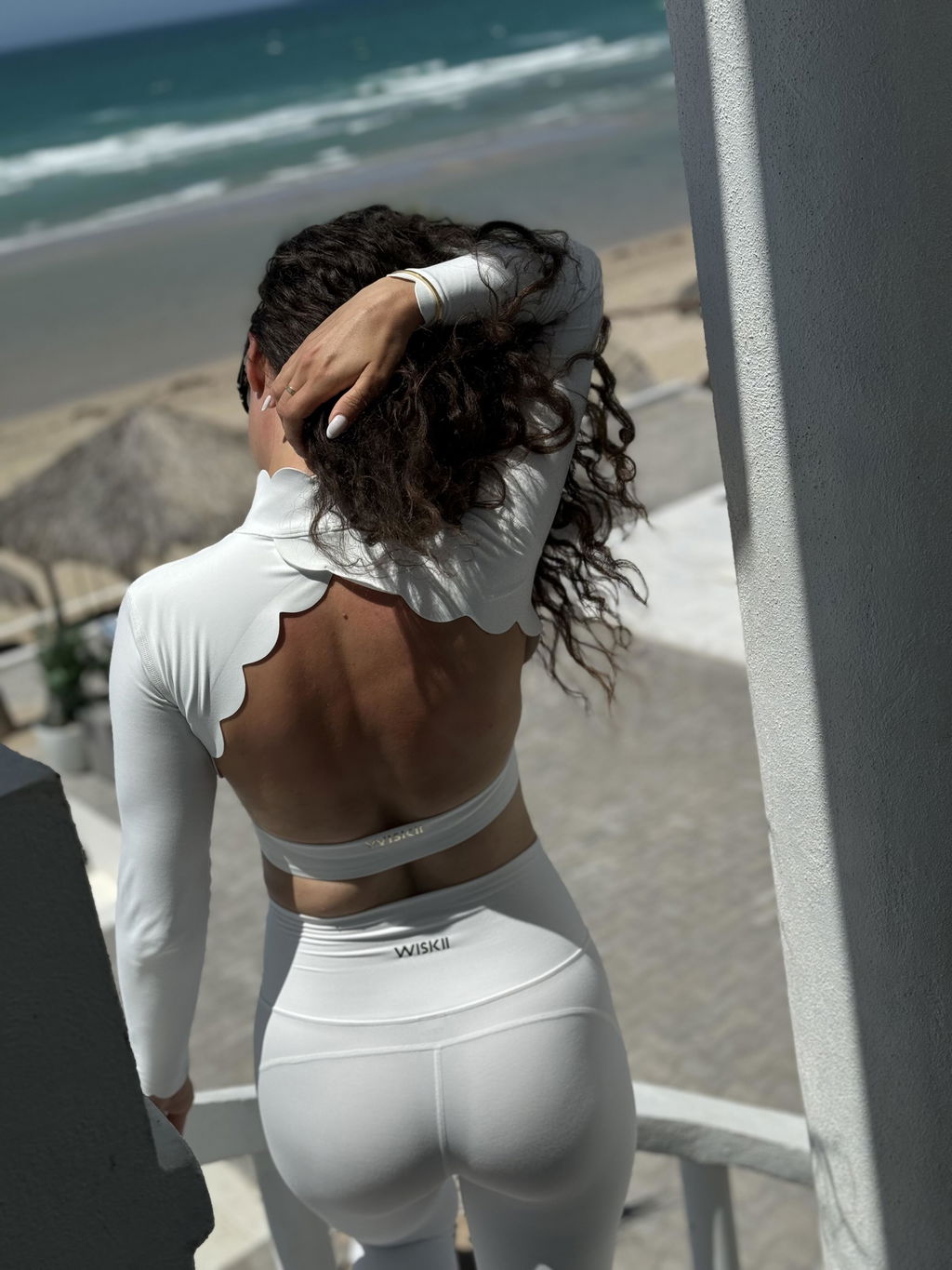 WISKII オープンバックトップス Open Back Long Sleeve Crop Top | White Crop Top | WISKII Active