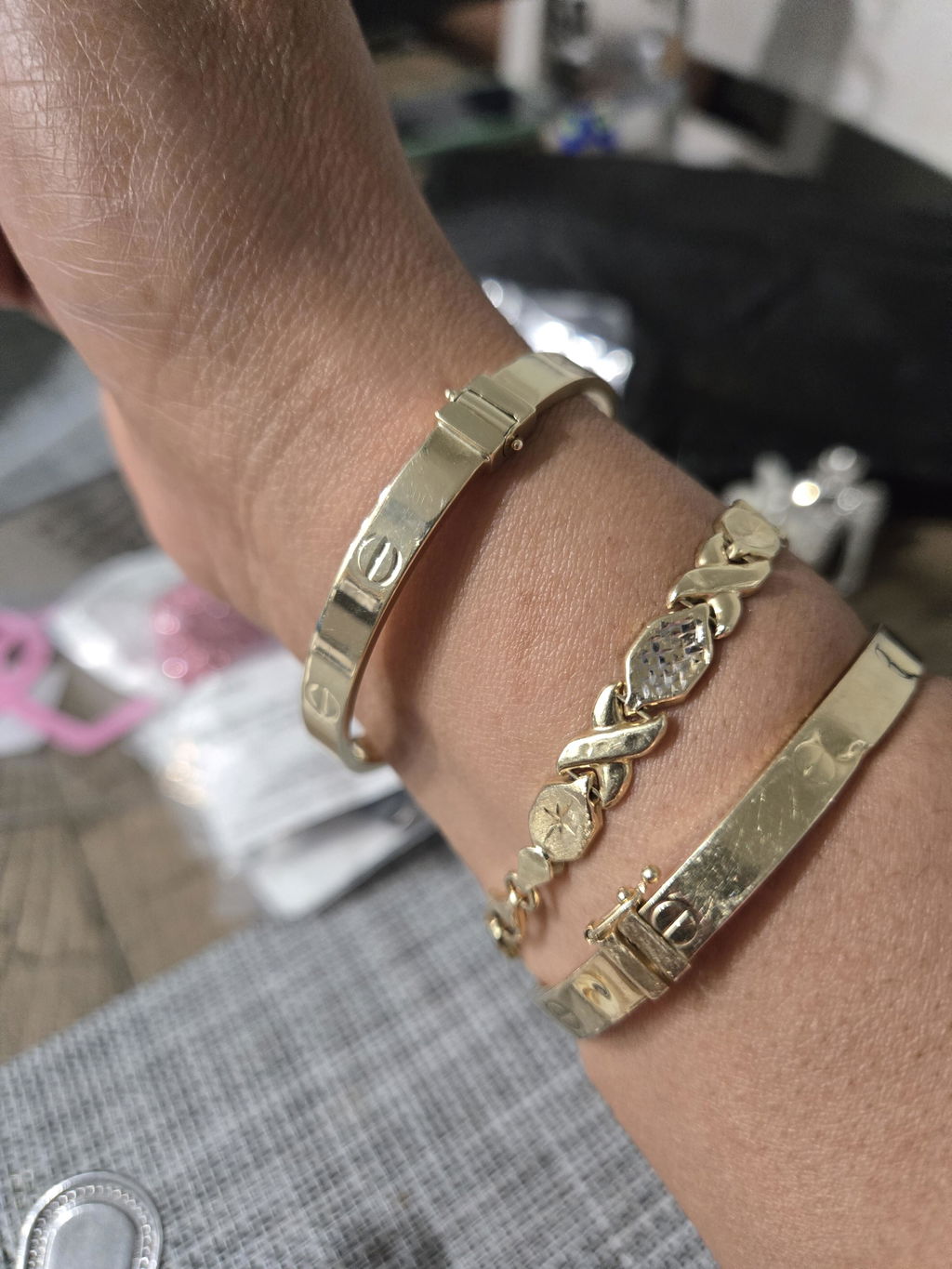 Customer photo by Yesenia Liriano de Hilario: 10K Yellow Gold 6mm Screw Pattern Bangle Bracelet (Hollow) 6.5"-7.25"