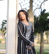 Ayushi review photo