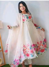 Khushi Mehta review photo