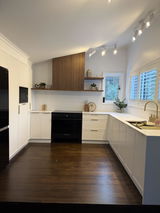 Elaine Thomson review photo