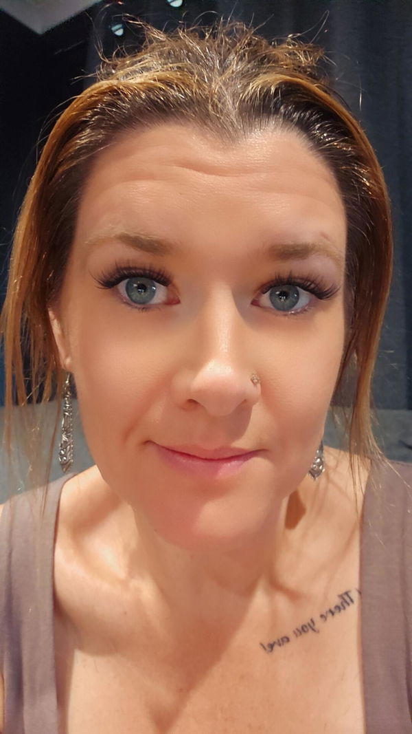Leah Archer wearing Youthphoria lashes