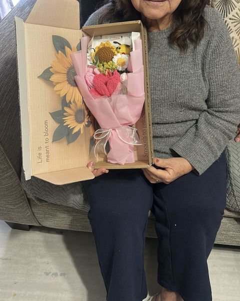 YSHomy Crochet Bee Rose Tulip Sunflower Bouquet
